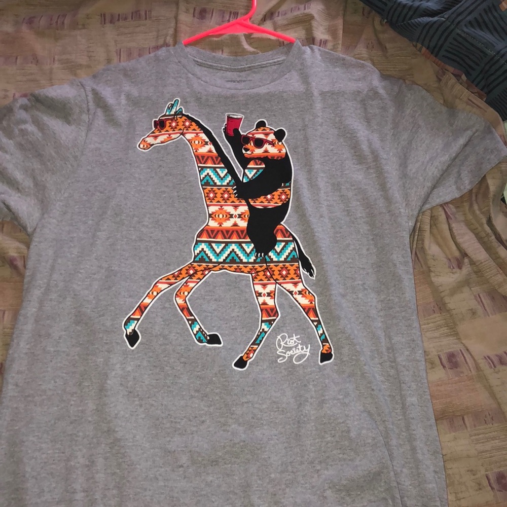 Grey giraffe shirt